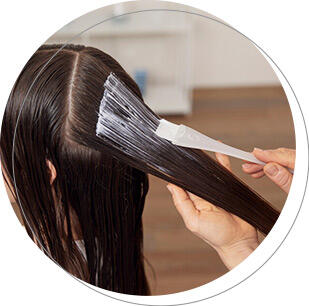 Esta imagem contém um cabeleireiro que trata o cabelo de um cliente no salão.