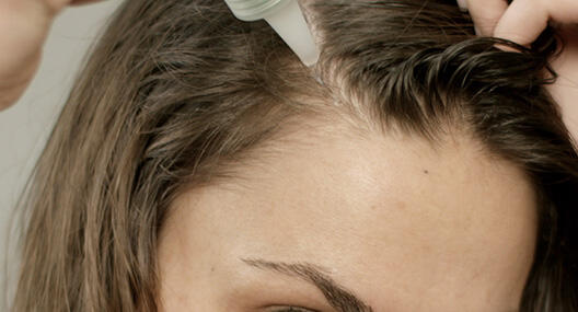 1. Direkt auf die Kopfhaut auftragen und dabei die Düse zum Separieren der Haare verwenden