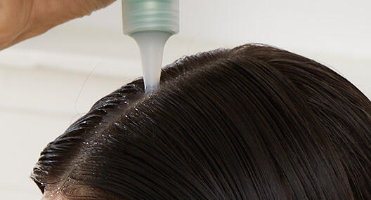 1. Mit der Düse eine münzgroße Menge Shampoo auf das feuchte Haar geben
