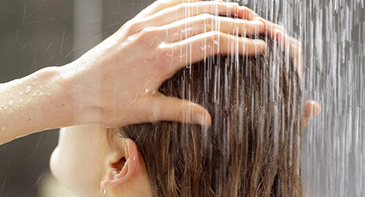 3. Das Shampoo entlang der Haarlängen verteilen und anschließend ausspülen.